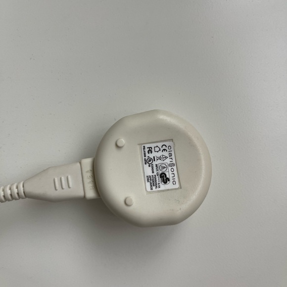 Clarisonic Mia 2 Sonic Skin Cleansing System With pLink Charging Adapter -White. - Picture 4 of 13